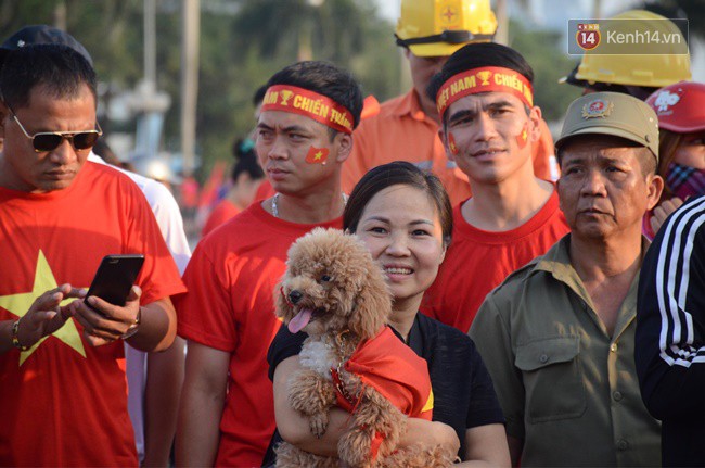 Hàng vạn CĐV tại SVĐ Mỹ Đình ôm nhau nhảy múa tưng bừng khi Việt Nam dẫn trước Philippines-63