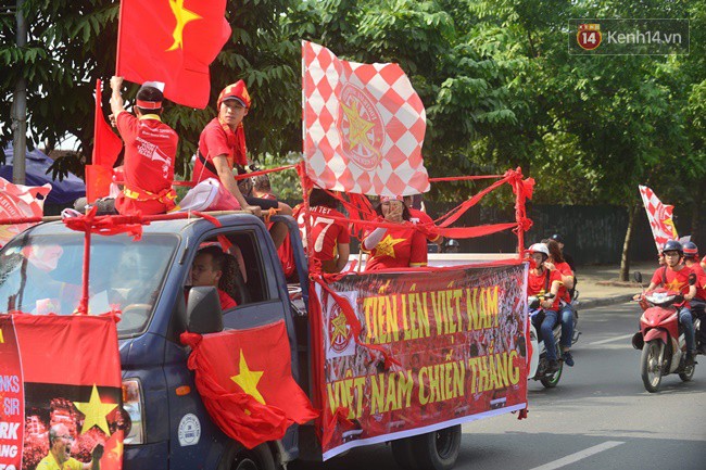 Hàng vạn CĐV tại SVĐ Mỹ Đình ôm nhau nhảy múa tưng bừng khi Việt Nam dẫn trước Philippines-54