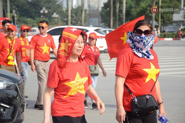 Hàng vạn CĐV tại SVĐ Mỹ Đình ôm nhau nhảy múa tưng bừng khi Việt Nam dẫn trước Philippines-72