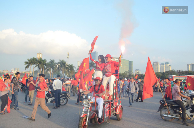 Hàng vạn CĐV tại SVĐ Mỹ Đình ôm nhau nhảy múa tưng bừng khi Việt Nam dẫn trước Philippines-40