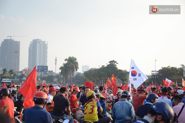 Hàng vạn CĐV tại SVĐ Mỹ Đình ôm nhau nhảy múa tưng bừng khi Việt Nam dẫn trước Philippines-64