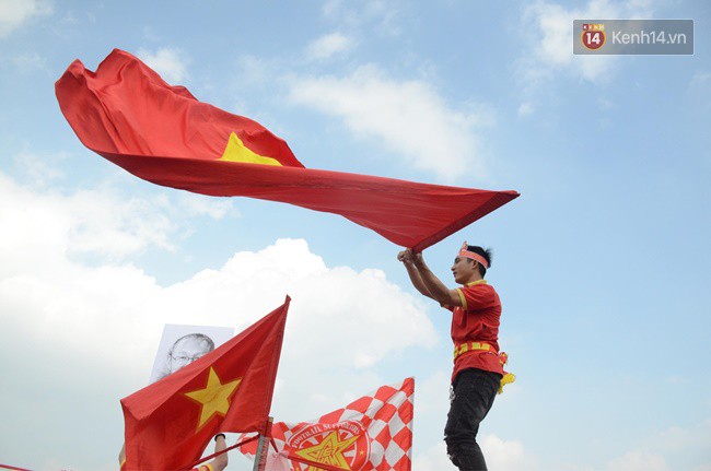 Hàng vạn CĐV tại SVĐ Mỹ Đình ôm nhau nhảy múa tưng bừng khi Việt Nam dẫn trước Philippines-71