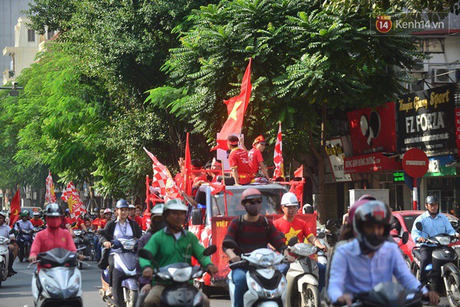 Hàng vạn CĐV tại SVĐ Mỹ Đình ôm nhau nhảy múa tưng bừng khi Việt Nam dẫn trước Philippines-55