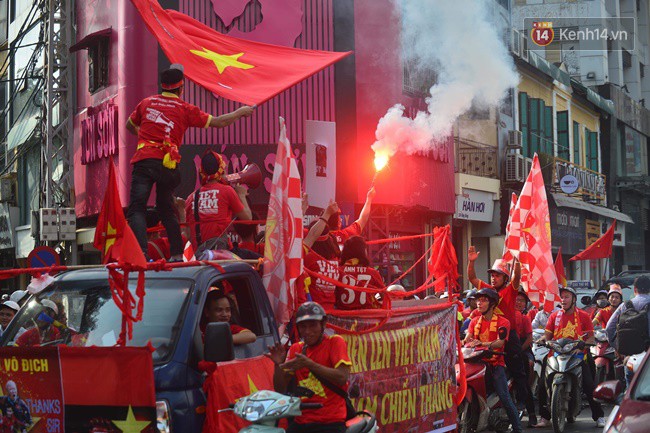 Hàng vạn CĐV tại SVĐ Mỹ Đình ôm nhau nhảy múa tưng bừng khi Việt Nam dẫn trước Philippines-56