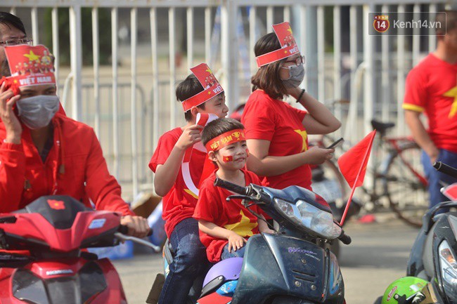 Hàng vạn CĐV tại SVĐ Mỹ Đình ôm nhau nhảy múa tưng bừng khi Việt Nam dẫn trước Philippines-57