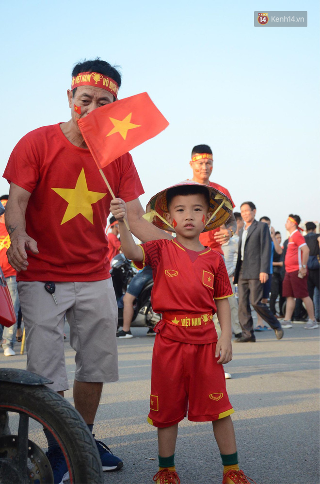 Hàng vạn CĐV tại SVĐ Mỹ Đình ôm nhau nhảy múa tưng bừng khi Việt Nam dẫn trước Philippines-48