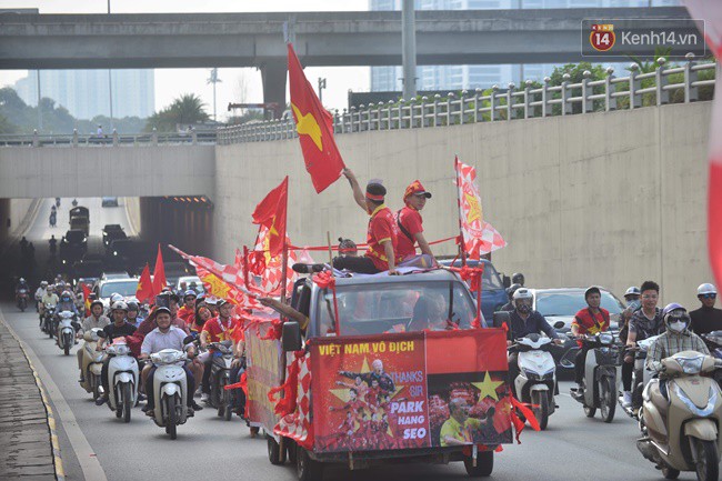 Hàng vạn CĐV tại SVĐ Mỹ Đình ôm nhau nhảy múa tưng bừng khi Việt Nam dẫn trước Philippines-58