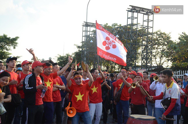 Hàng vạn CĐV tại SVĐ Mỹ Đình ôm nhau nhảy múa tưng bừng khi Việt Nam dẫn trước Philippines-65