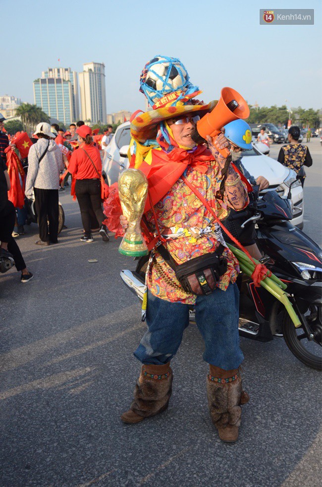 Hàng vạn CĐV tại SVĐ Mỹ Đình ôm nhau nhảy múa tưng bừng khi Việt Nam dẫn trước Philippines-66