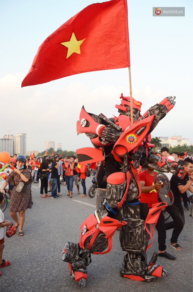 Hàng vạn CĐV tại SVĐ Mỹ Đình ôm nhau nhảy múa tưng bừng khi Việt Nam dẫn trước Philippines-38