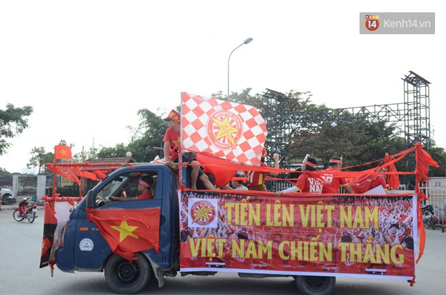 Hàng vạn CĐV tại SVĐ Mỹ Đình ôm nhau nhảy múa tưng bừng khi Việt Nam dẫn trước Philippines-70