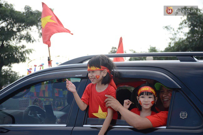 Hàng vạn CĐV tại SVĐ Mỹ Đình ôm nhau nhảy múa tưng bừng khi Việt Nam dẫn trước Philippines-69