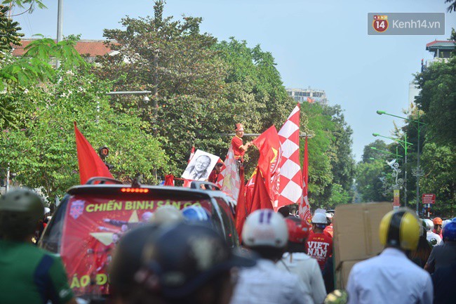 Hàng vạn CĐV tại SVĐ Mỹ Đình ôm nhau nhảy múa tưng bừng khi Việt Nam dẫn trước Philippines-59