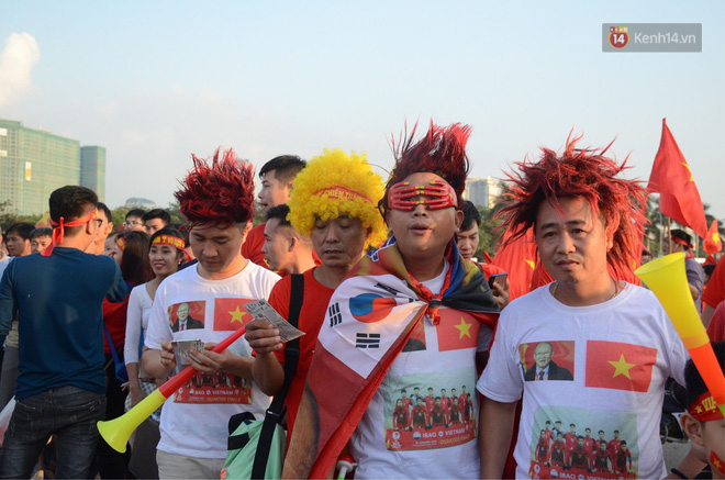 Hàng vạn CĐV tại SVĐ Mỹ Đình ôm nhau nhảy múa tưng bừng khi Việt Nam dẫn trước Philippines-47