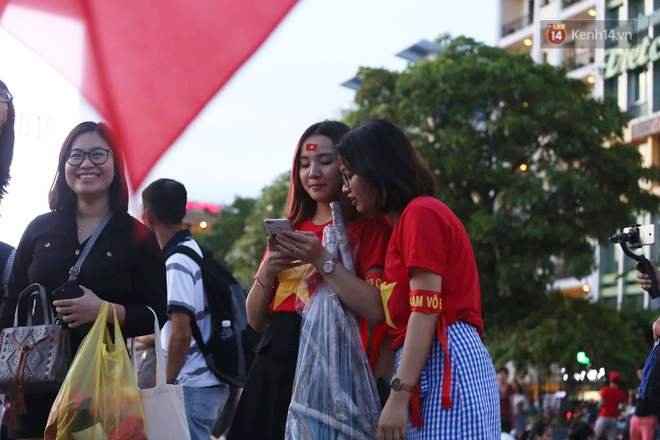 Hàng vạn CĐV tại SVĐ Mỹ Đình ôm nhau nhảy múa tưng bừng khi Việt Nam dẫn trước Philippines-35