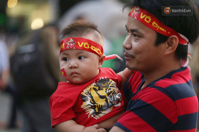 Hàng vạn CĐV tại SVĐ Mỹ Đình ôm nhau nhảy múa tưng bừng khi Việt Nam dẫn trước Philippines-36