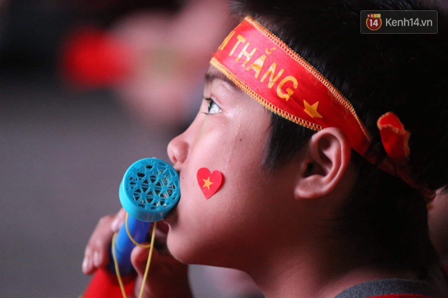 Hàng vạn CĐV tại SVĐ Mỹ Đình ôm nhau nhảy múa tưng bừng khi Việt Nam dẫn trước Philippines-29