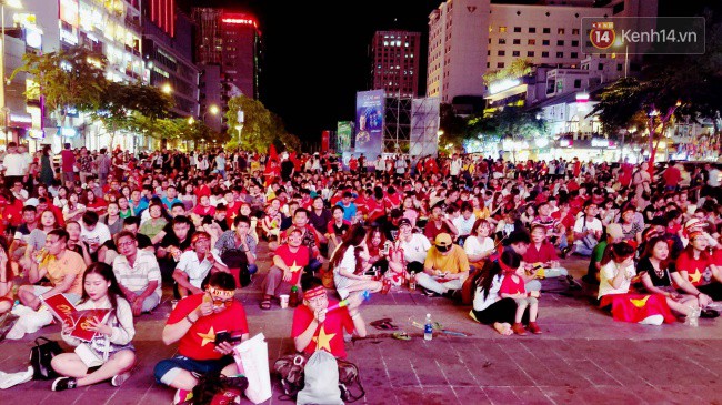 Hàng vạn CĐV tại SVĐ Mỹ Đình ôm nhau nhảy múa tưng bừng khi Việt Nam dẫn trước Philippines-26