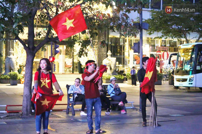 Hàng vạn CĐV tại SVĐ Mỹ Đình ôm nhau nhảy múa tưng bừng khi Việt Nam dẫn trước Philippines-28