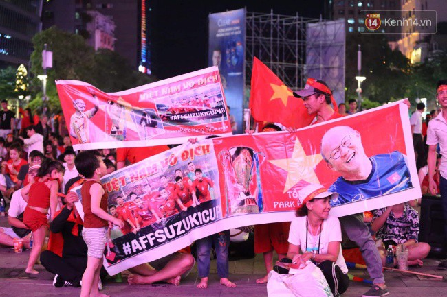 Hàng vạn CĐV tại SVĐ Mỹ Đình ôm nhau nhảy múa tưng bừng khi Việt Nam dẫn trước Philippines-30
