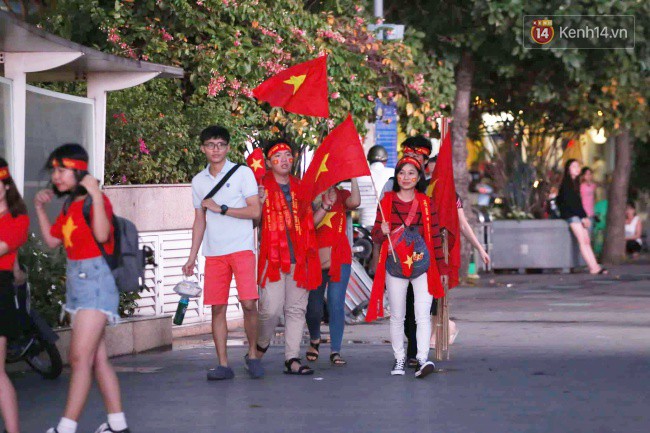 Hàng vạn CĐV tại SVĐ Mỹ Đình ôm nhau nhảy múa tưng bừng khi Việt Nam dẫn trước Philippines-27