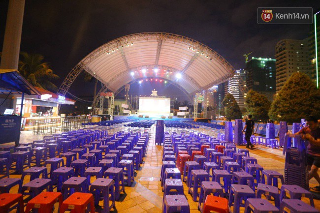 Hàng vạn CĐV tại SVĐ Mỹ Đình ôm nhau nhảy múa tưng bừng khi Việt Nam dẫn trước Philippines-31