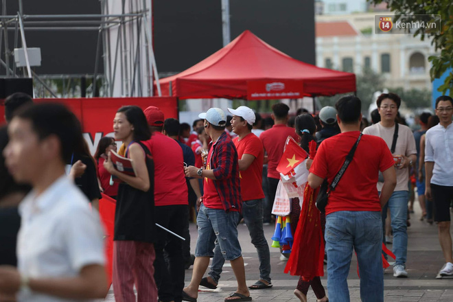 Hàng vạn CĐV tại SVĐ Mỹ Đình ôm nhau nhảy múa tưng bừng khi Việt Nam dẫn trước Philippines-32