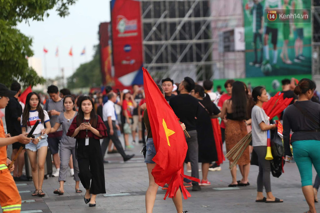 Hàng vạn CĐV tại SVĐ Mỹ Đình ôm nhau nhảy múa tưng bừng khi Việt Nam dẫn trước Philippines-34