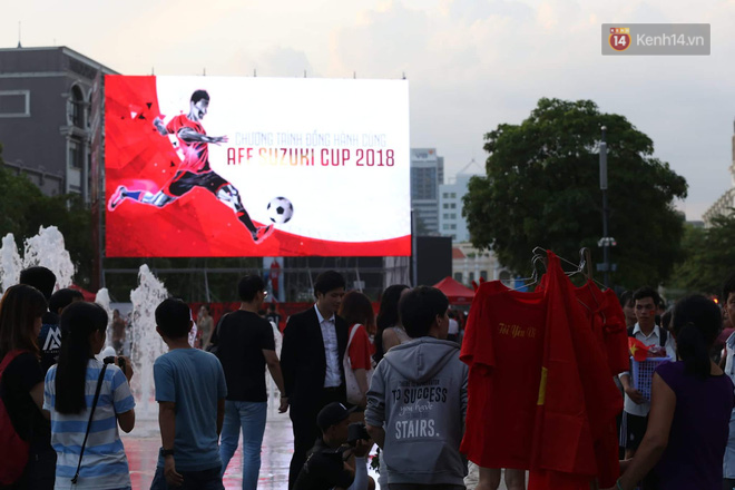 Hàng vạn CĐV tại SVĐ Mỹ Đình ôm nhau nhảy múa tưng bừng khi Việt Nam dẫn trước Philippines-33