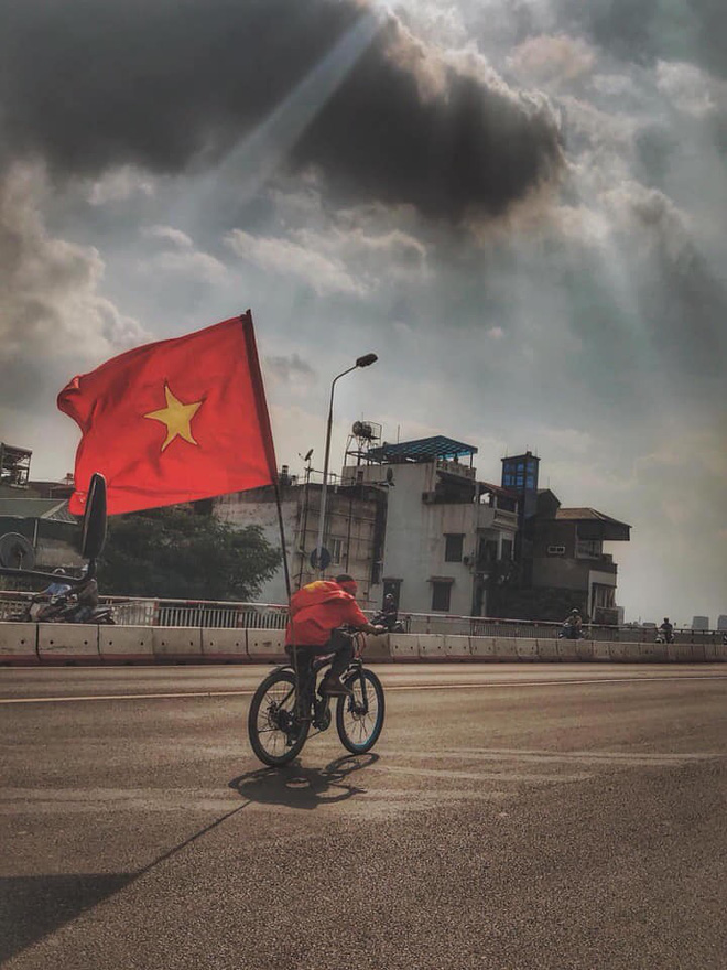 Cổ động viên lái siêu xe mui trần diễu hành quanh hồ Hoàn Kiếm trước trận bán kết-6