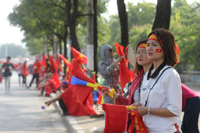 Cổ động viên lái siêu xe mui trần diễu hành quanh hồ Hoàn Kiếm trước trận bán kết-4