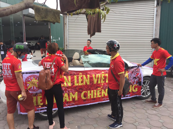 Cổ động viên lái siêu xe mui trần diễu hành quanh hồ Hoàn Kiếm trước trận bán kết-2