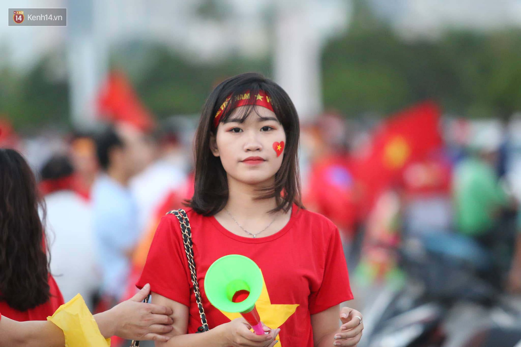 Loạt fan girl xinh xắn chiếm sóng tại Mỹ Đình trước trận bán kết Việt Nam - Philippines-2