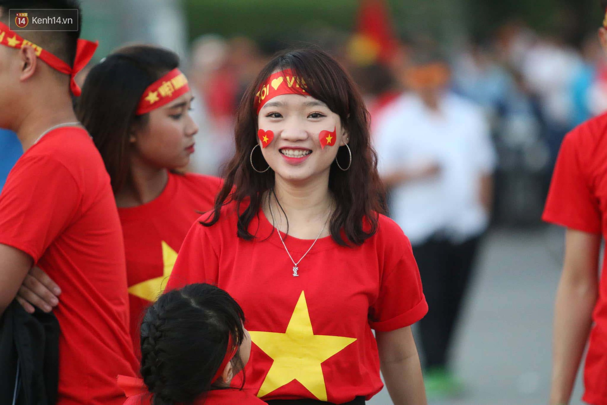 Loạt fan girl xinh xắn chiếm sóng tại Mỹ Đình trước trận bán kết Việt Nam - Philippines-11