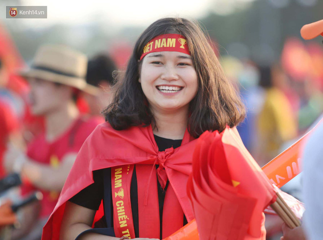 Loạt fan girl xinh xắn chiếm sóng tại Mỹ Đình trước trận bán kết Việt Nam - Philippines-4