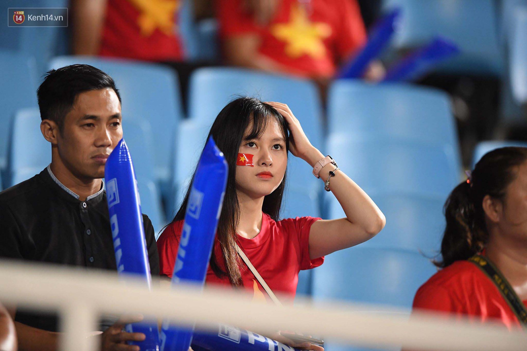 Loạt fan girl xinh xắn chiếm sóng tại Mỹ Đình trước trận bán kết Việt Nam - Philippines-7
