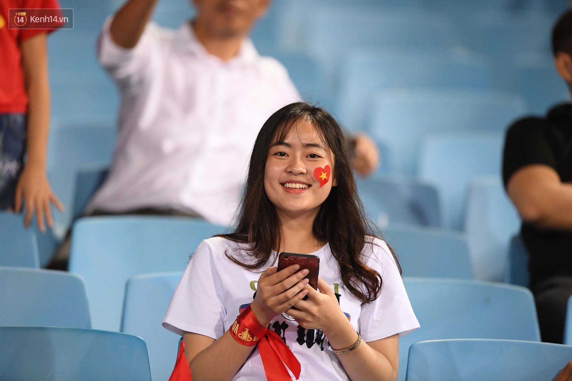 Loạt fan girl xinh xắn chiếm sóng tại Mỹ Đình trước trận bán kết Việt Nam - Philippines-8