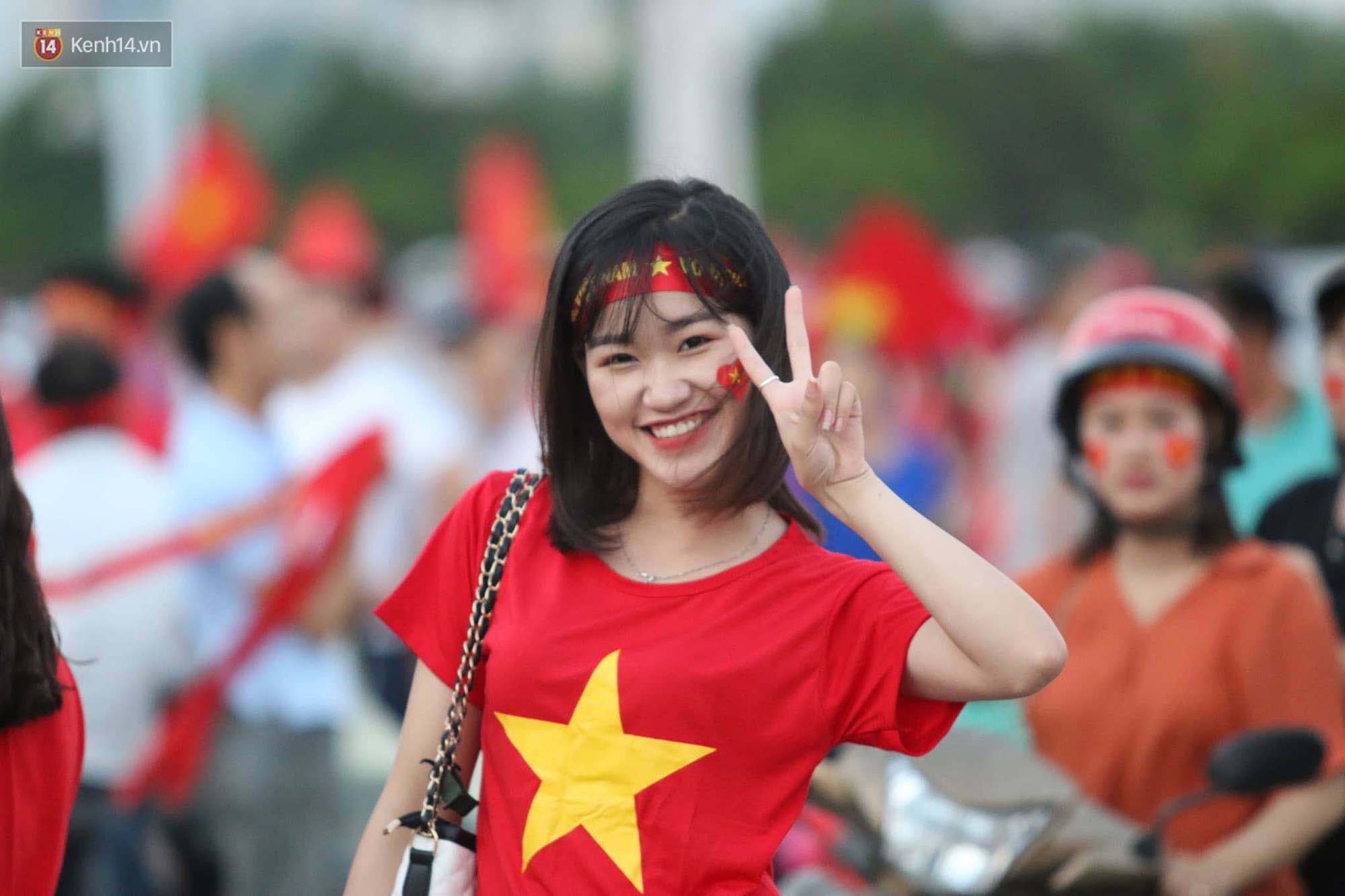 Loạt fan girl xinh xắn chiếm sóng tại Mỹ Đình trước trận bán kết Việt Nam - Philippines-9