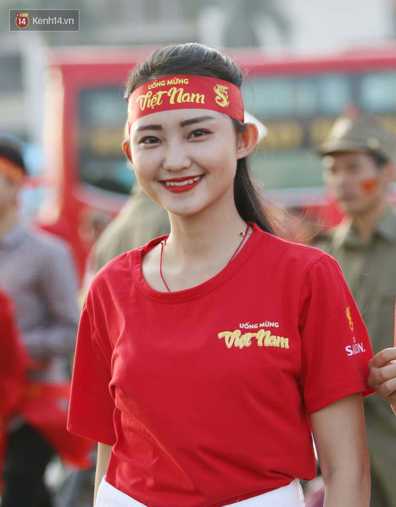 Loạt fan girl xinh xắn chiếm sóng tại Mỹ Đình trước trận bán kết Việt Nam - Philippines-12