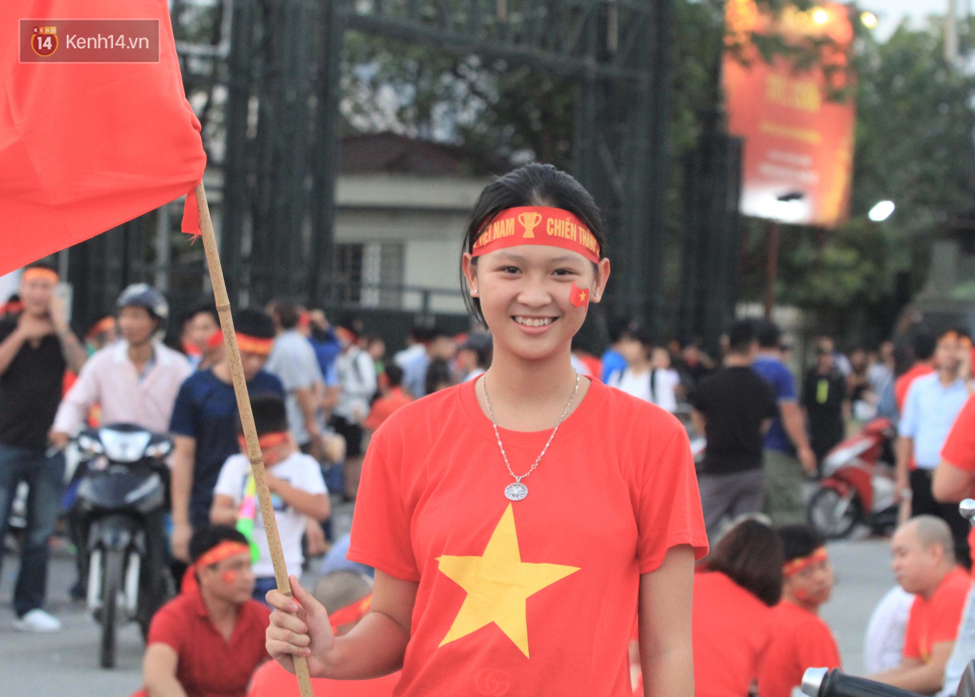 Loạt fan girl xinh xắn chiếm sóng tại Mỹ Đình trước trận bán kết Việt Nam - Philippines-13
