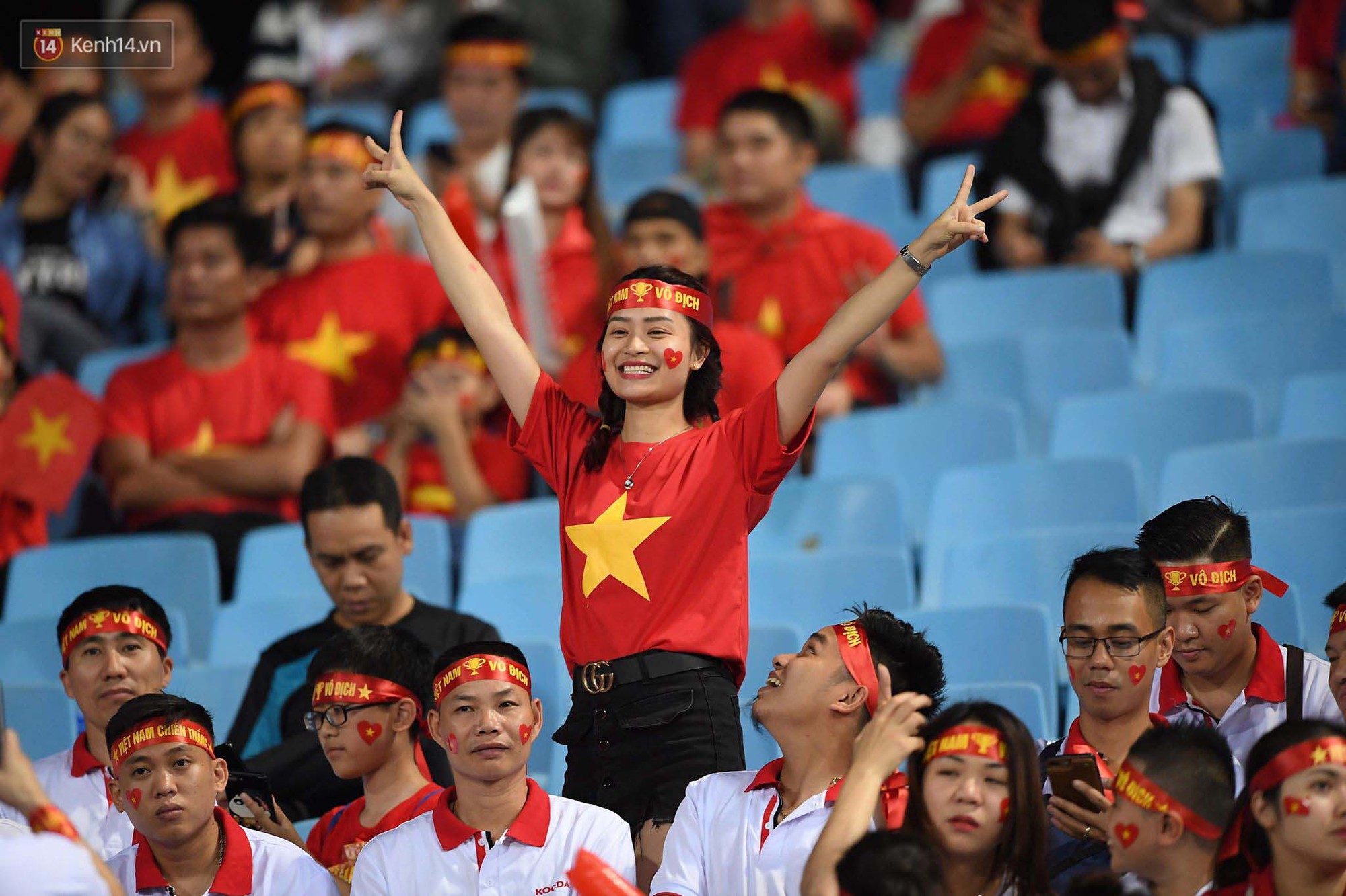 Loạt fan girl xinh xắn chiếm sóng tại Mỹ Đình trước trận bán kết Việt Nam - Philippines-15
