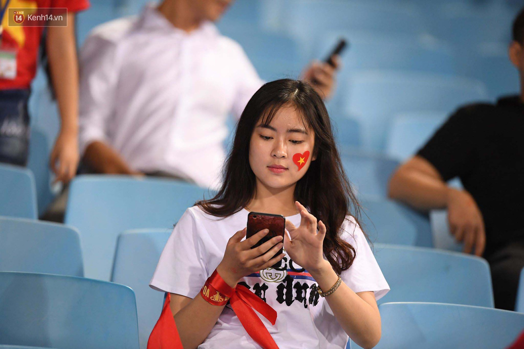 Loạt fan girl xinh xắn chiếm sóng tại Mỹ Đình trước trận bán kết Việt Nam - Philippines-16