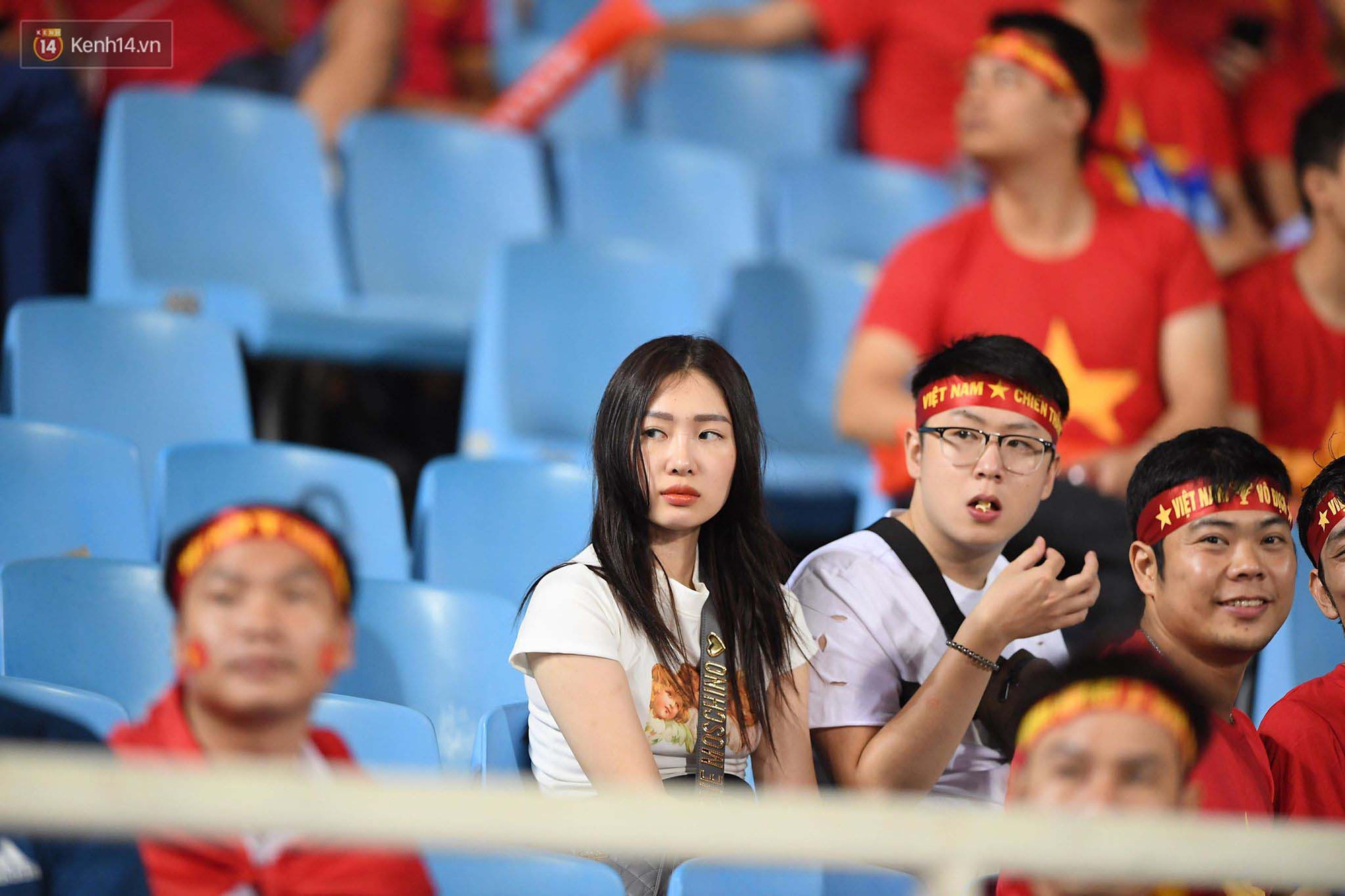 Loạt fan girl xinh xắn chiếm sóng tại Mỹ Đình trước trận bán kết Việt Nam - Philippines-17