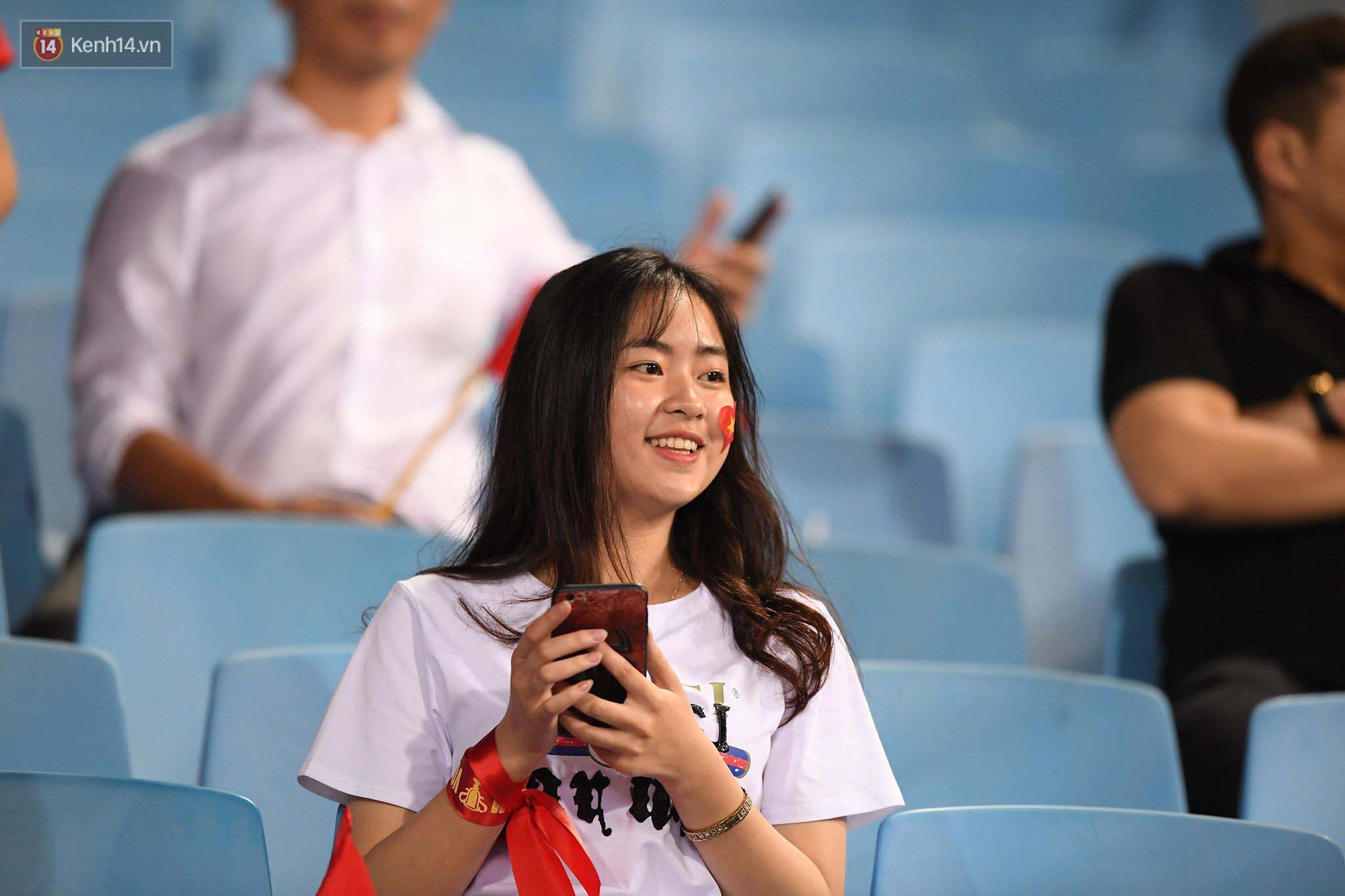 Loạt fan girl xinh xắn chiếm sóng tại Mỹ Đình trước trận bán kết Việt Nam - Philippines-18