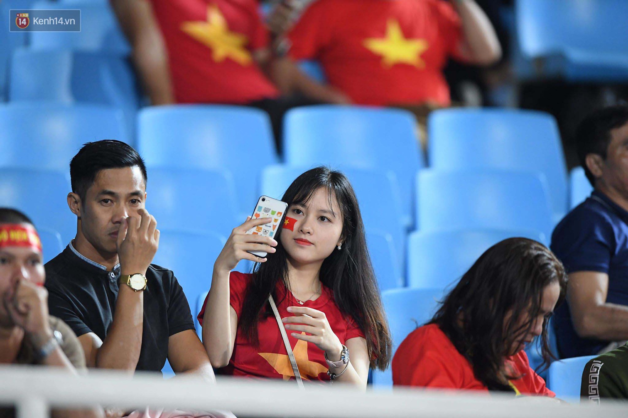 Loạt fan girl xinh xắn chiếm sóng tại Mỹ Đình trước trận bán kết Việt Nam - Philippines-19