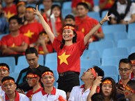 Loạt fan girl xinh xắn 'chiếm sóng' tại Mỹ Đình trước trận bán kết Việt Nam - Philippines