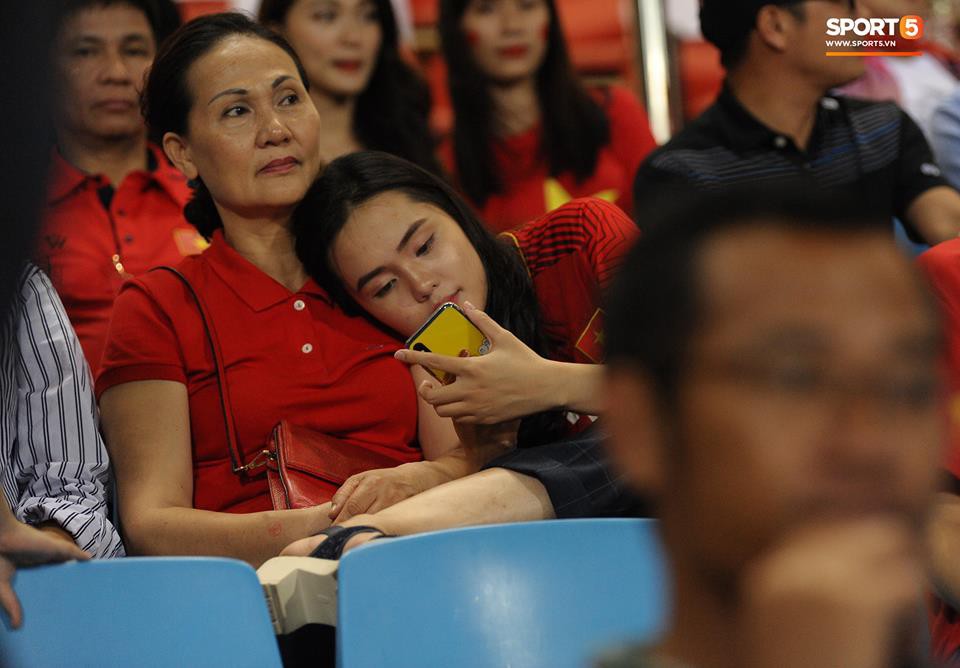 Người yêu cầu thủ Duy Mạnh, bạn gái tin đồn của Văn Đức nổi bật trên khán đài trận bán kết kịch tính-3