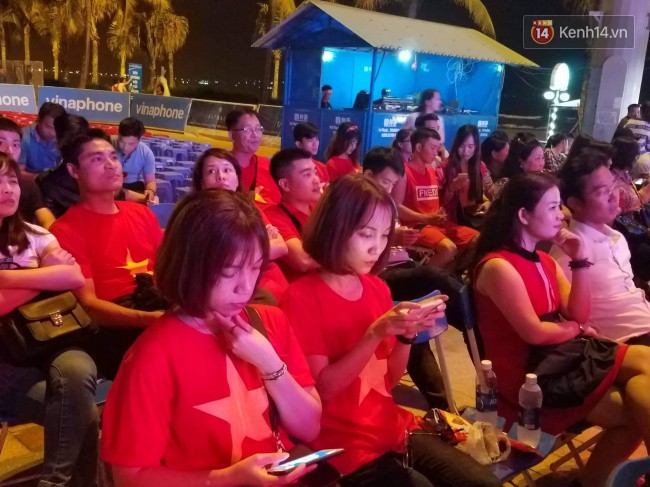 Hàng vạn CĐV tại SVĐ Mỹ Đình ôm nhau nhảy múa tưng bừng khi Việt Nam dẫn trước Philippines-21