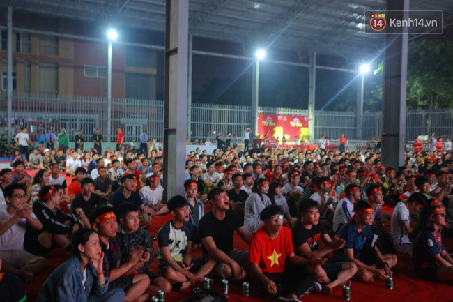 Hàng vạn CĐV tại SVĐ Mỹ Đình ôm nhau nhảy múa tưng bừng khi Việt Nam dẫn trước Philippines-22