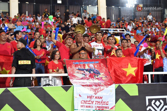 Hàng vạn CĐV tại SVĐ Mỹ Đình ôm nhau nhảy múa tưng bừng khi Việt Nam dẫn trước Philippines-19